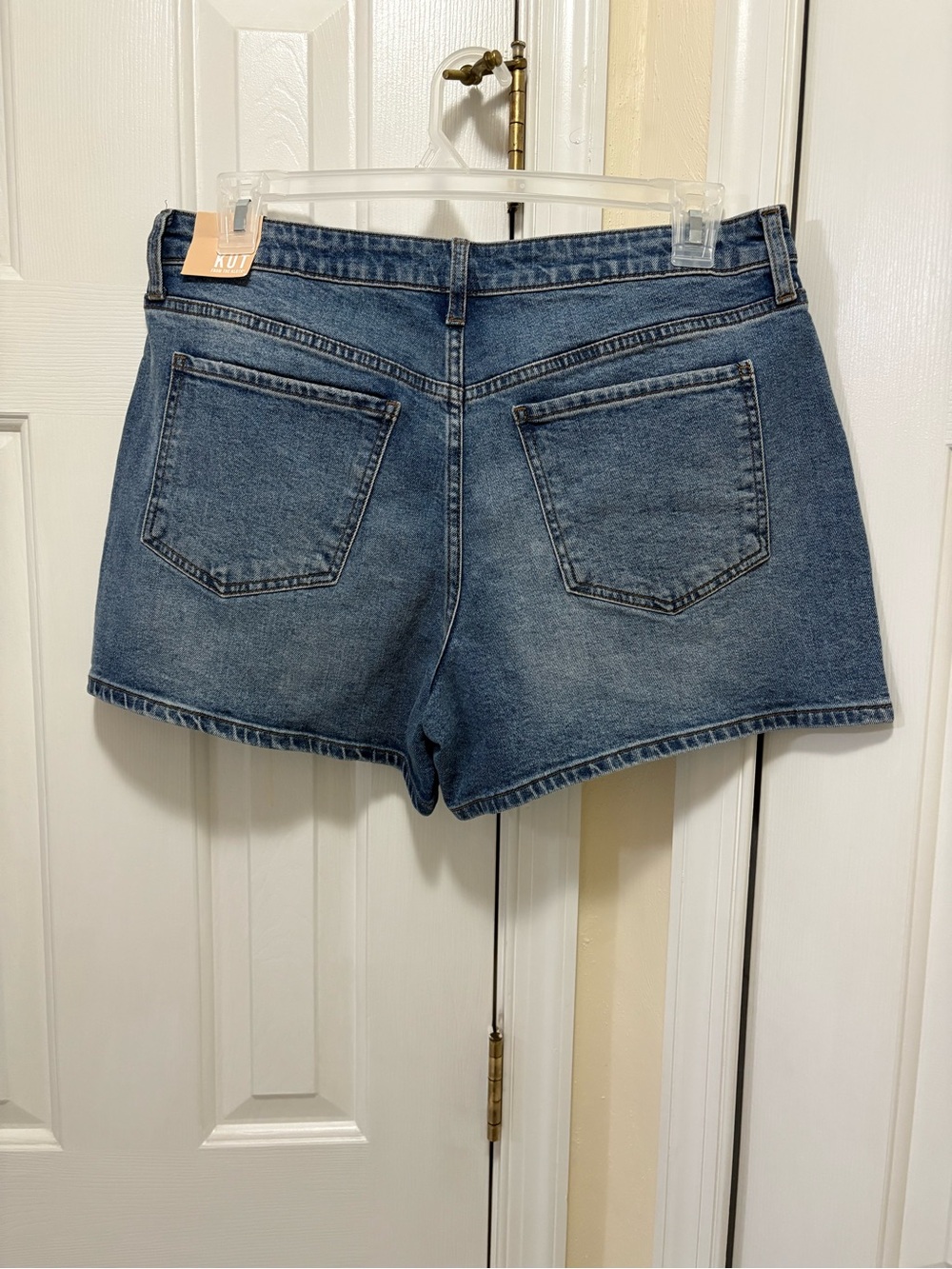 Kut from the Kloth Straight women’s high rise shorts in Light Blue Denim - Picture 5 of 5